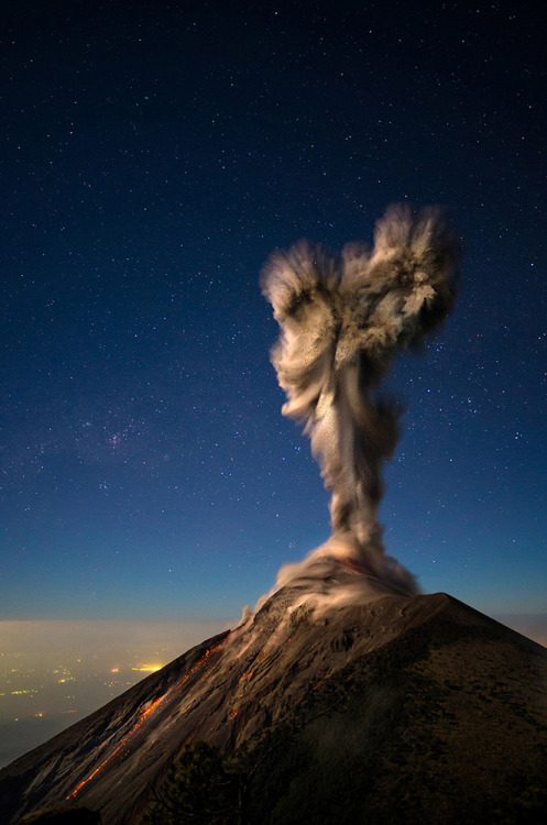 staceythinx:Photographer Andy Shepard’s amazing images of Volcano Fuego erupting