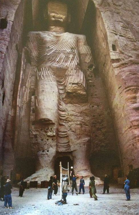 ancientorigins:Buddha of Bamiyan in Afghanistan before its destruction in 1992, Photo by Steve Mc Cu