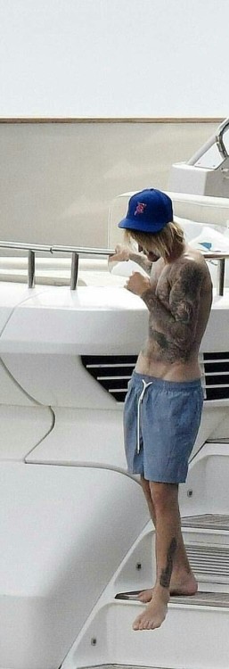xxxtremely-pervert-gay: Justin Bieber sexy feet on holiday