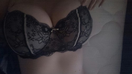 buttholehunter:  aslaveobeyss:  theonlyhoodlums:  ~fight me  What on earth you even have nice boobs?!  Yoyoyoyo! Boobs and butt. I’m in love.