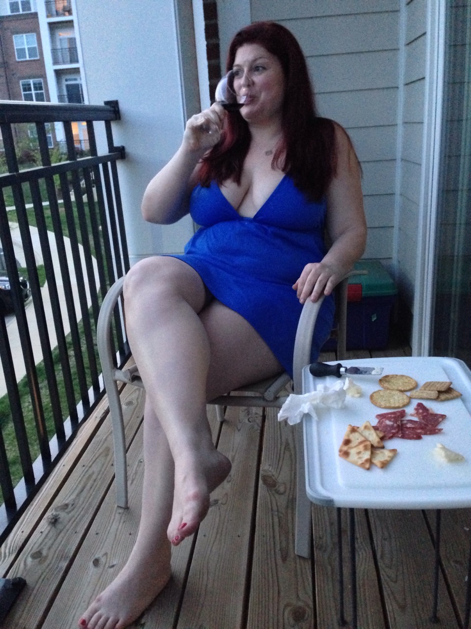 ezdevil69:  Sun, wine, and a sexy girl…