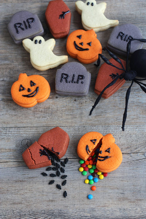 confectionerybliss:  Trick Or Treat Cookies {with a yummy candy surprise inside!}