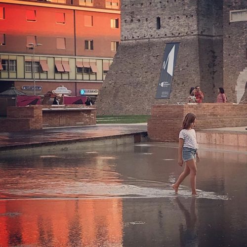 La bambina che camminava sulle acque. #miraculous #babymiracolo #walkingonthewater #piazzadeimiracol