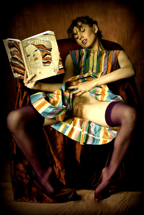 polymorphous2:  getnakedandread: Art lover 
