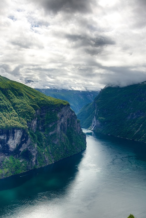 acracies: Geirangerfjorden by Bard Larsen 