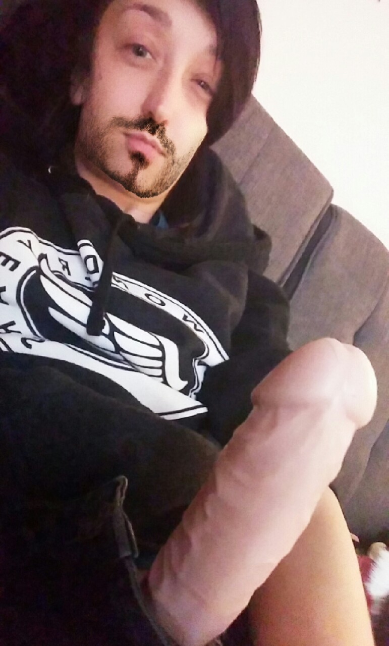lissabunnyx:  Hey ladies. My name is Dan. Im a daddy dom that sends unsolicited dick