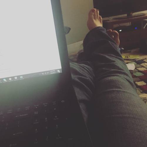 Studying, who wants to come rub my feet while I study? #footfetishgroup #footfetishgang #footfetish