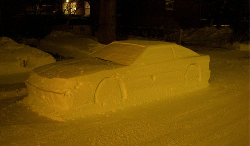 カナダ人「路上に車の雪像を作ったら…パトカーはどんな反応をすると思う？」→なんと駐禁切符を切られる連日の大雪に見舞われているカナダ・ケベック州モントリオール。現地に住むデザイナーの男性は、雪かきをして