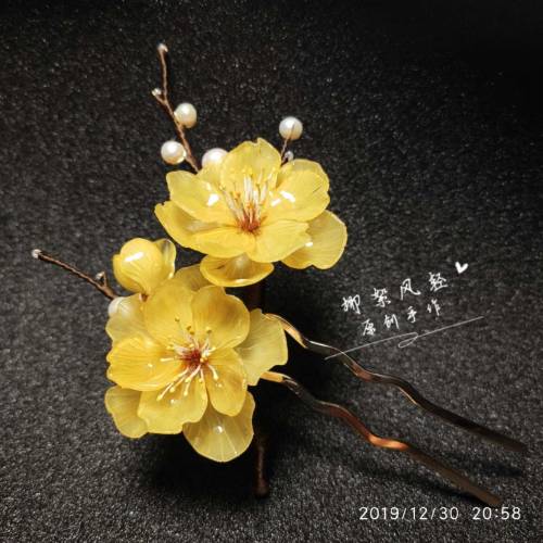 fouryearsofshades:hair ornaments made from Shrinky Dink 柳絮风轻原创手作