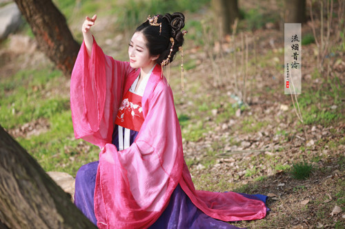 Traditional Chinese hanfu by 流烟昔泠.