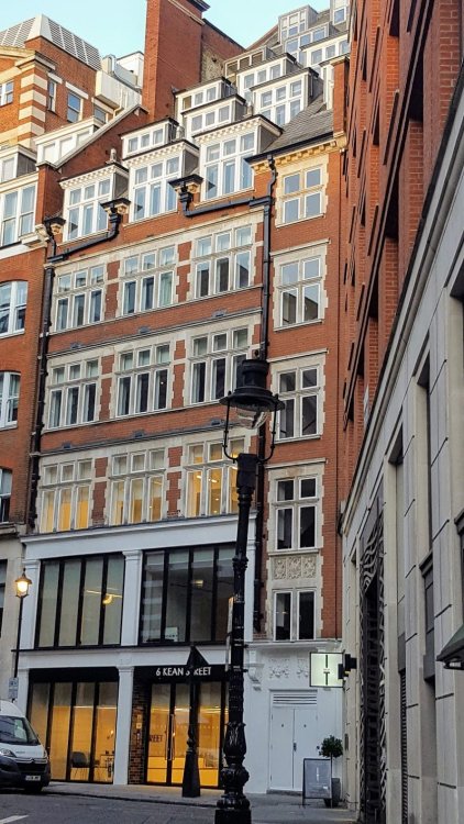 jeroenapers:  5 lagen aan dakkapellen bij 6 Kean Street in het Londense Holborn. 