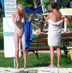 nakedbeachvoyeur:  Nudist teens on beach