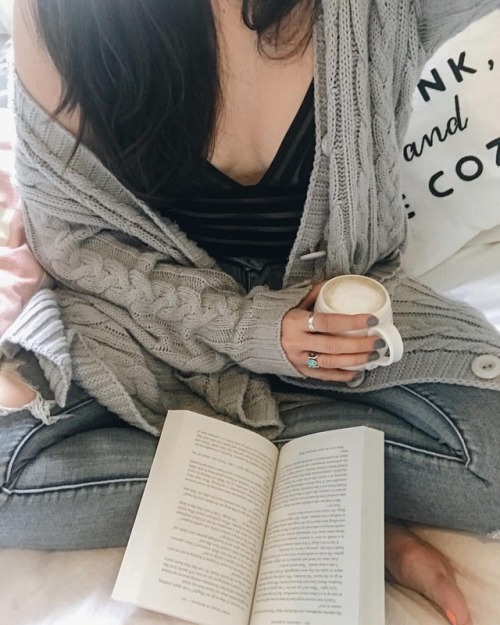 Sunday’s are for long lie ins, messy hair, and coffee in bed while reading ✨. .Thank you to everyone