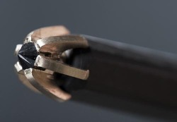 scurryfunge:  Used to write/ illustrate on glass, the carbon dater is a black diamond-tipped pen from Sruli Recht.