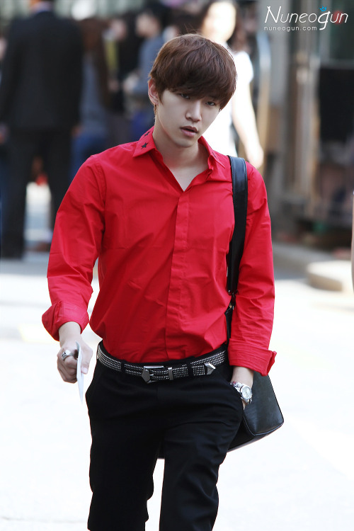 junhofanid:  130531 - JUNHO on the way to Music Bank (cr: Nuneogun)