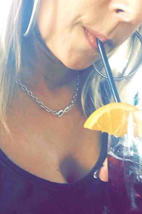 sdiegohotwife: Enjoying a cocktail while waiting for daddy to join ;)