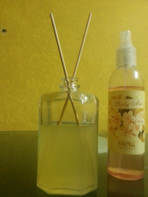 dorah15:   معطر جو  استخدمت علبة عطر فاضية بعد ما فكيت رأسها  ليمونة مع قشرها + ورقة نعناع + مسمار + معلقة ملح + رشتين من العطر المفضل لألكم  = بينحطو
