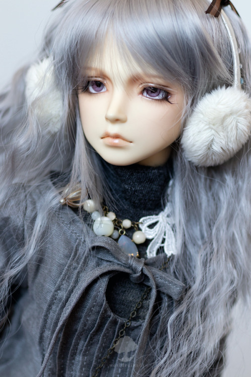 lady of eternal winter
Valyntine (V-noss version) is a Roserindoll Dino head with a faceup by Meggilu and a Volks Unoss body. Her pintuck dress is by KABA and the mock turtleneck is by Lush Berry. Her earmuffs are by Syrup*Bunny, the bag is by...