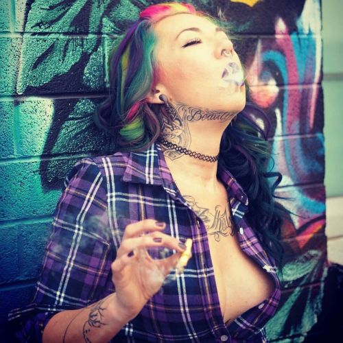 The world is a colorful place. .. Let ur true self shine bright! !!! @ms.reefermadness #cannabisquee