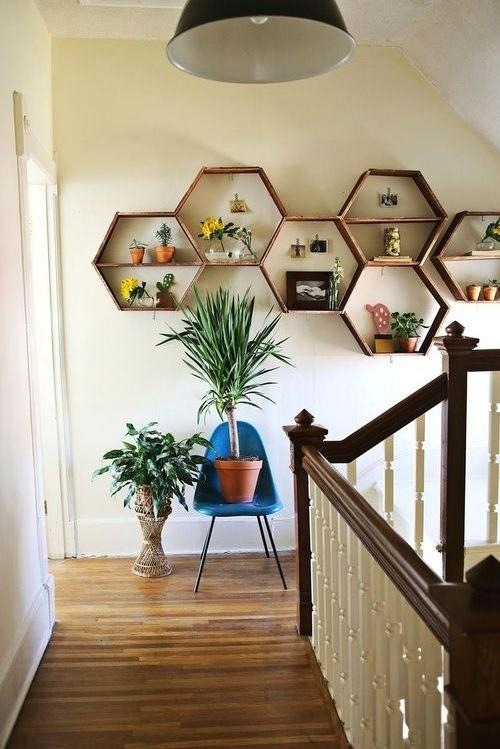 Great wall shelving for a lifeless passageway. All about shape (!) ❤