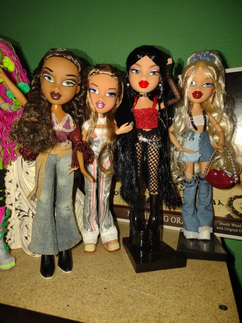 AHHH IVE FINALLY COLLECTED ONE OF EACH OF THE MAIN BRATZ IM SO HAPPY