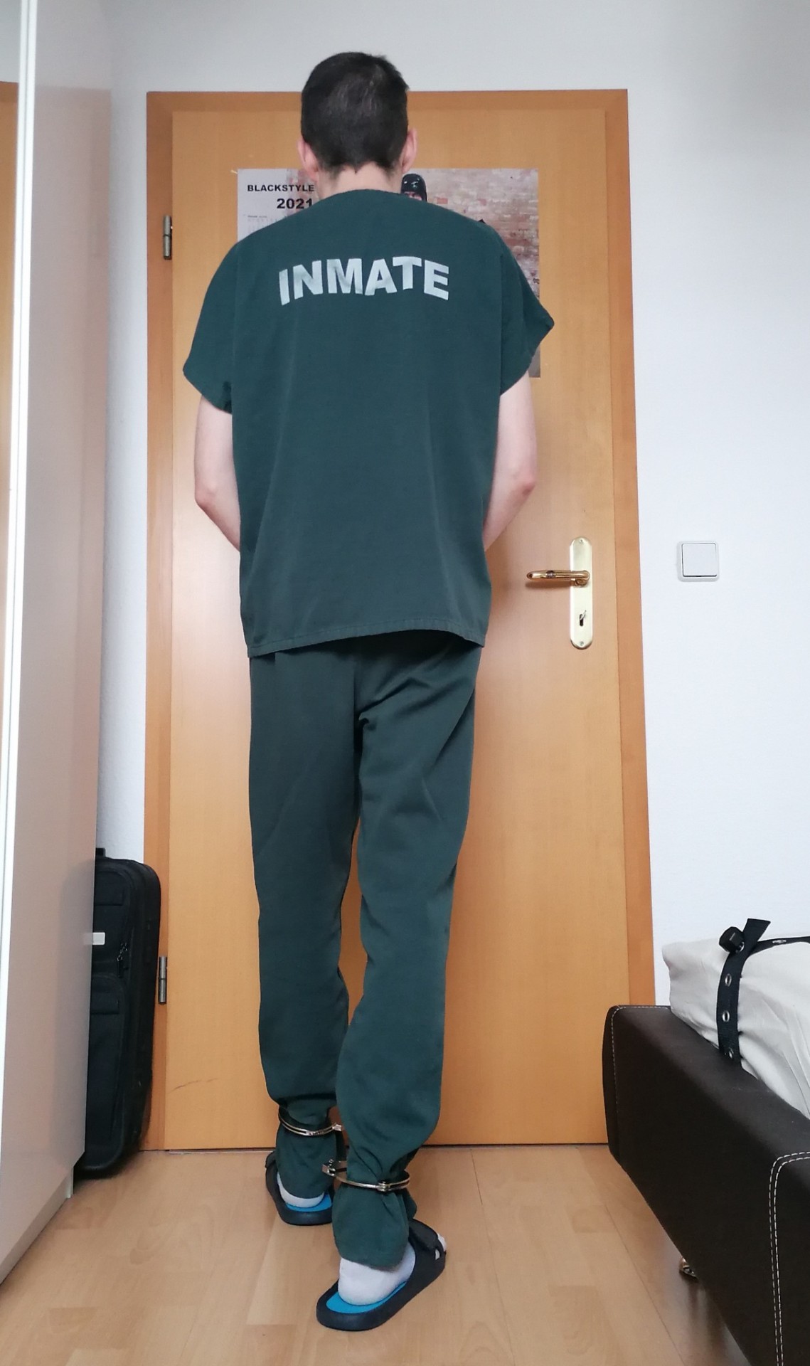 Unbetitelt — Chilling in my prison gear. Which cuffs are