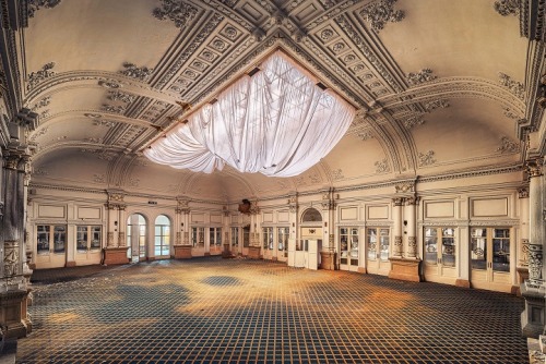 mymodernmet:Fascinating Photos Highlight the Forgotten Beauty of Abandoned Buildings