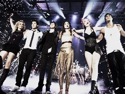 folkluares:  “Nós criamos nossa própria família” - Lua Blanco.  “E eu amo eles de verdade. Como amo poucas pessoas na minha vida.” - Chay Suede.  “Gritamos juntos todo esse tempo para que quando o fim chegasse nossos