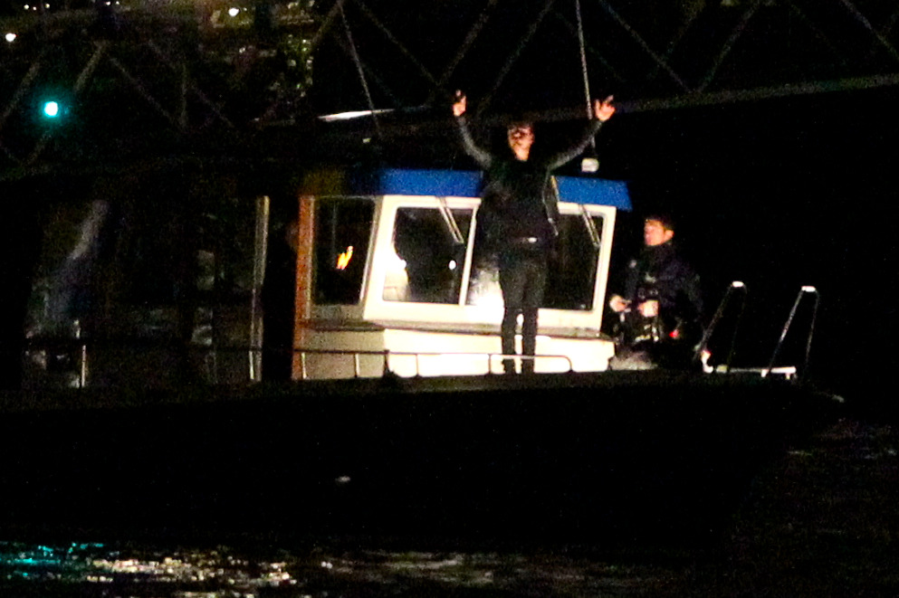 direct-news:  Liam shooting a new video onboard a police boat on the River Thames