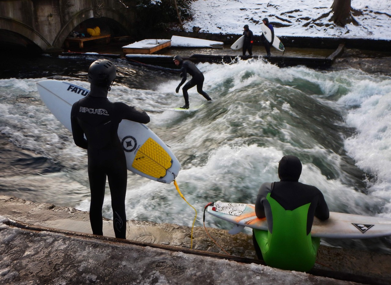 SURFEAR EN EL RÍO. Los surfistas de Múnich encuentran cada día su “la ola perfecta” bajo uno de los puentes que cruza el río Eisbach. Ese río es artificial y atraviesa el Englischer Garten (‘Jardín Inglés). Nadar en él está prohibido y, por supuesto,...