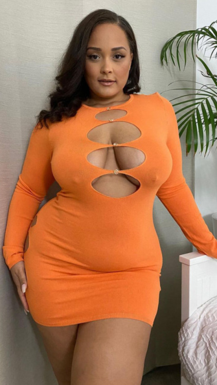 Porn photo praisingcurvywomen:Curvy in orange.