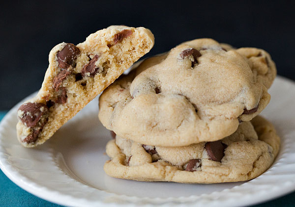 foodffs:  SOFT &amp; CHEWY PEANUT BUTTER-CHOCOLATE CHIP COOKIES Really nice recipes.