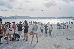aeriferous:  people on the beach by eraplatonico on Flickr.