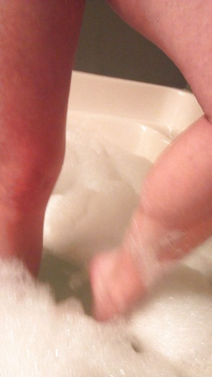 ddp1974:  mindyhooters:  Cum in for a bath with me  I would like that