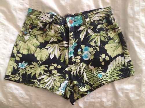 crystuls: liv-cat:  new shorts i feel like someone on an organic blog when i wear them ahahahah awkw