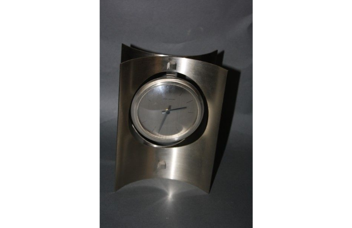 Horloge en metal argenté  B6214a2b149e526d336b63e3464fae6cd7559dc8