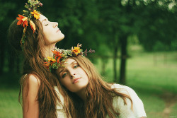 sumisa-lily:“Let us dance in the sun, wearing wild flowers in our hair…”  ~Susan Polis Schutz  