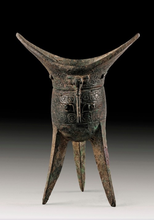 A BRONZE EWER, JIAO, CHINA, SHANG DYNASTY, 13TH/12TH CENTURY BC
