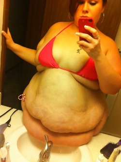 ssbbwfeedeebelly:  Wanna fuck a horny fat bbw chick? - CLICK HERE! 