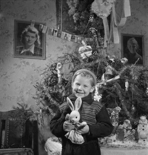 sovietpostcards:“Holiday Is Coming”, photo by Yevgeny Khaldei (1950s)