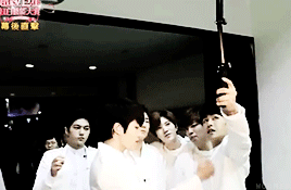 woomeh: infinite with a selfie stick (ーー;)