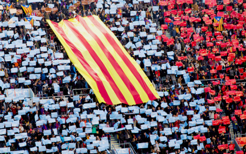 sashapique:FC Barcelona’s supporters hold a gigant pro-independence banner during the spanish footba