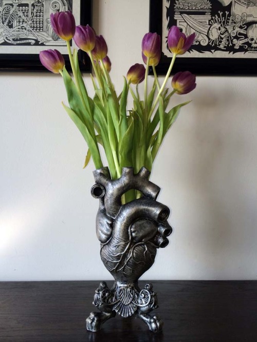 thegoblinmarketofficial:Anatomical Heart Vase, by Dellamorte &amp; Co., 10.5” tall, resinhttps://www.etsy.com/shop/Della