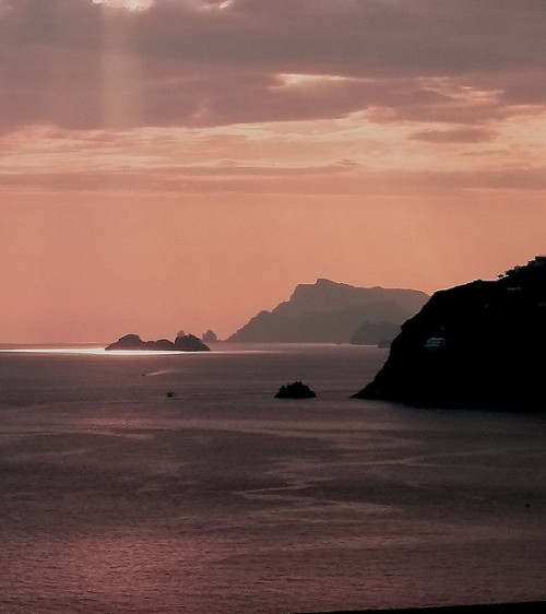 Light from above - Sunset in Capri da Robyn HoozTramite Flickr:Un zoom out dell'immagine di CapriF