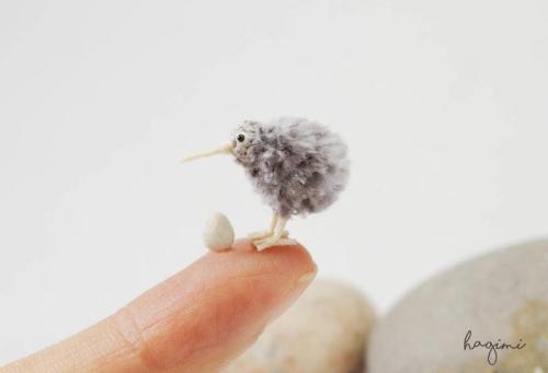 figdays:Micro gray kiwi bird with egg //Hagimi