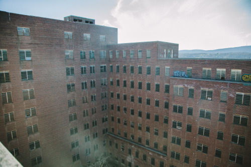  Hudson River State Hospital: A former New York state psychiatric hospital abandoned in 2003 