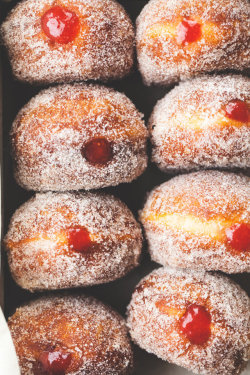 sweetoothgirl:    Strawberry-Rhubarb Donuts