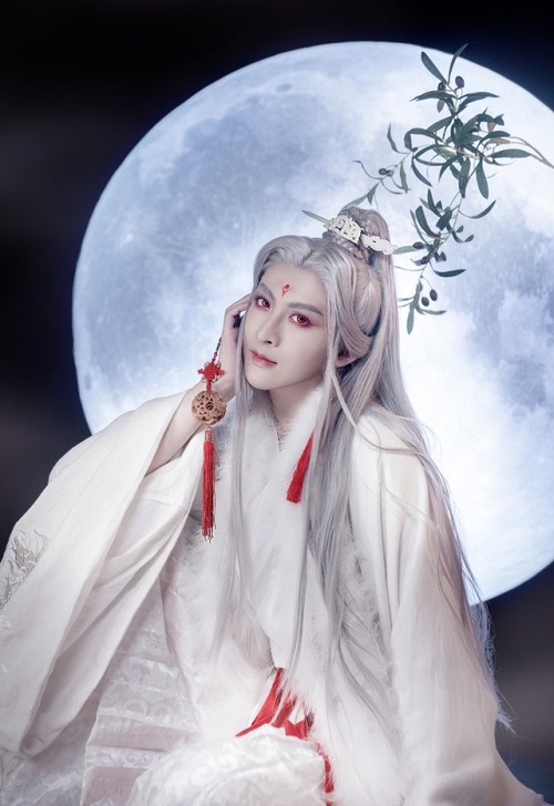 ziseviolet:Hanfu photoset via coser小梦, Part 8/?According to Chinese legend, the white Jade Rabbit (玉