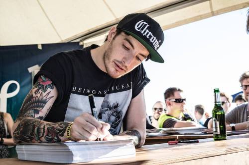 petruskreuz:  autogrammstunde tempelhof. pic by vivid silence. 
