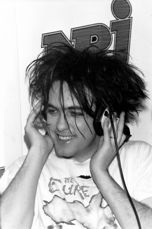 a-night-like–this:Robert Smith At NRJ Radio On January 16th, 1986 In Paris,France